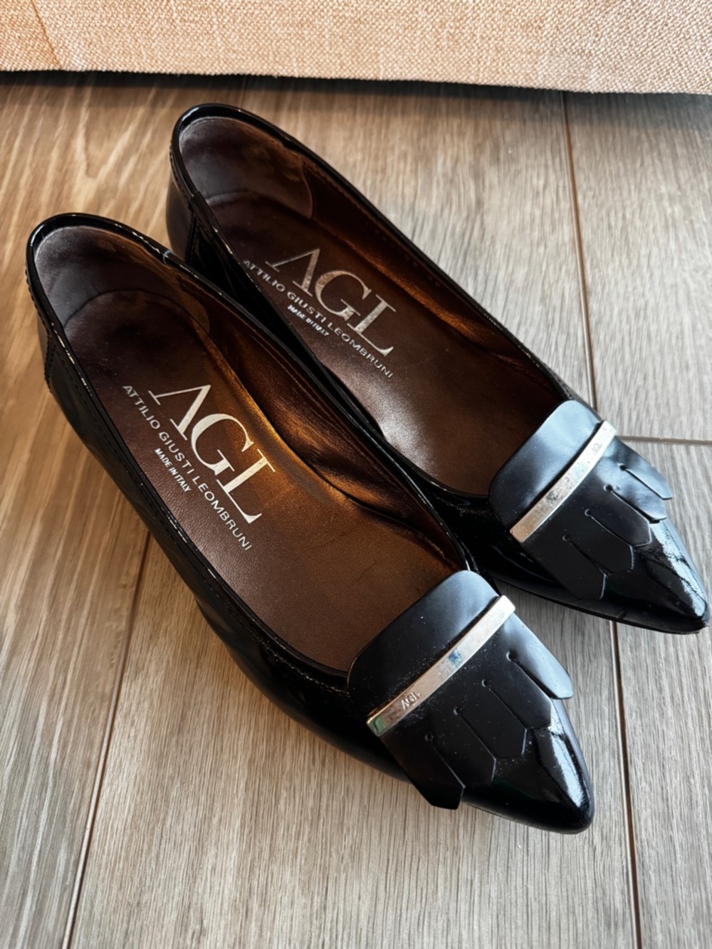 AGL Bar Kilt Black Patent Leather Pointed-Toe 1” Heel